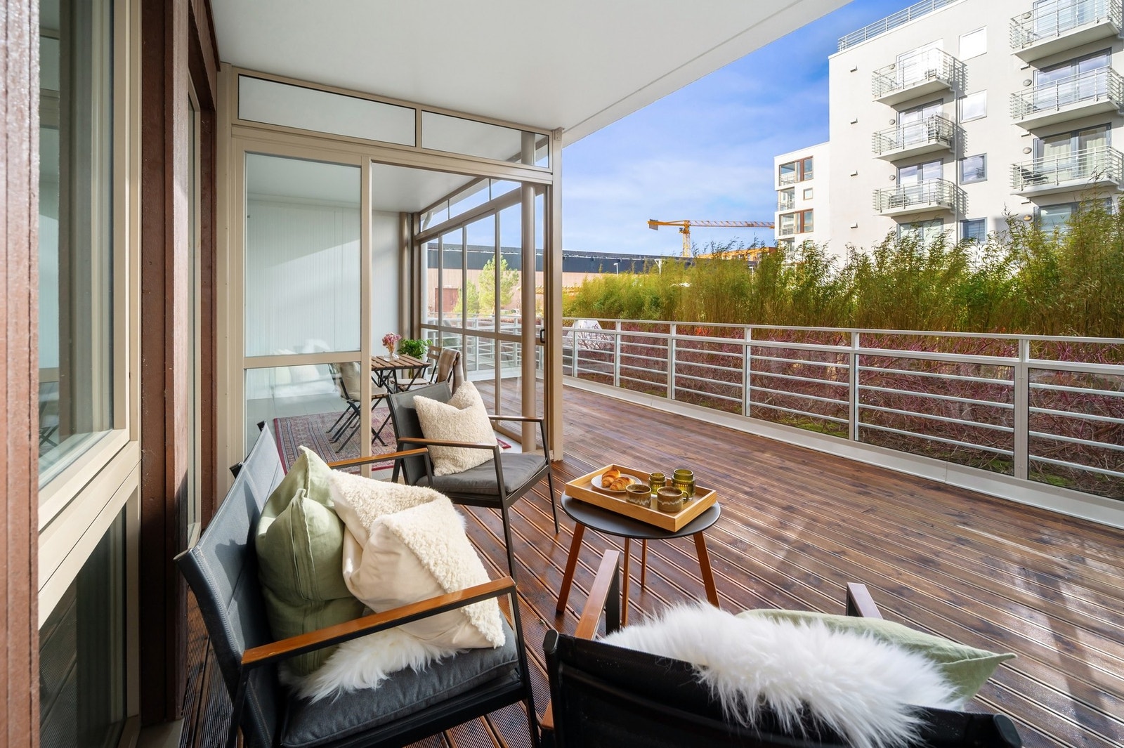 Terrassen vender mot vest og har sol fra ca. kl 14:00 til utpå kvelden om sommeren. Galleribilde