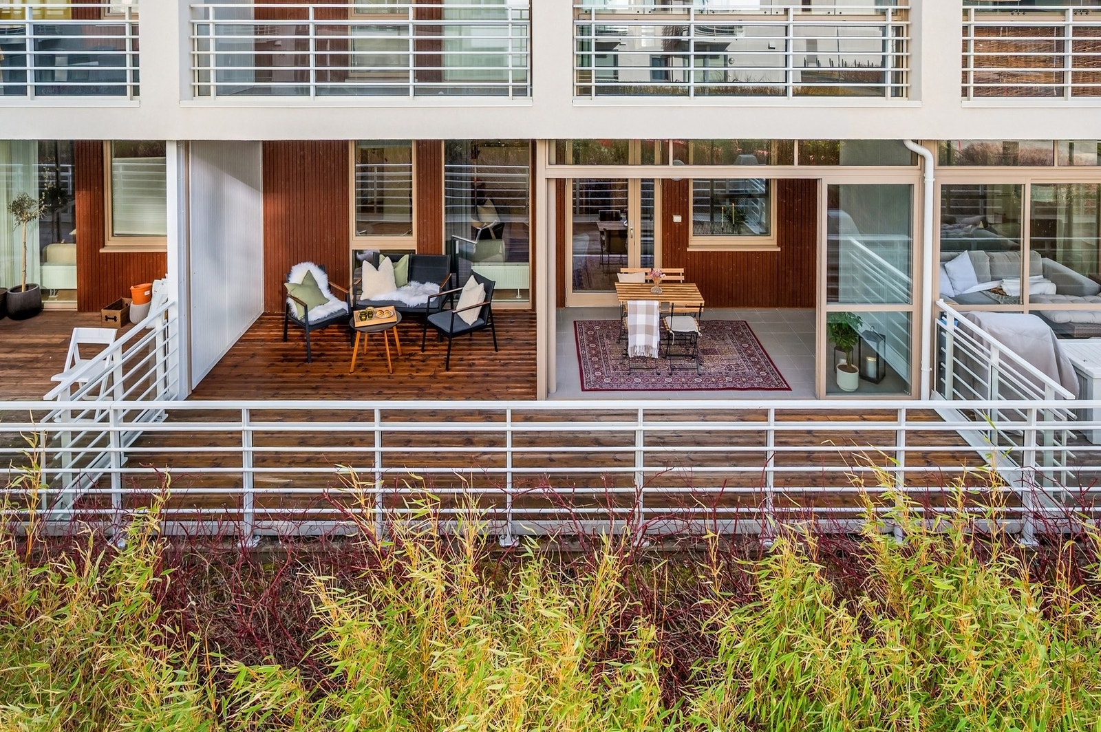 Fremfor balkongen har du en frodig hekk som gjør at terrassen oppleves som skjermet. Galleribilde