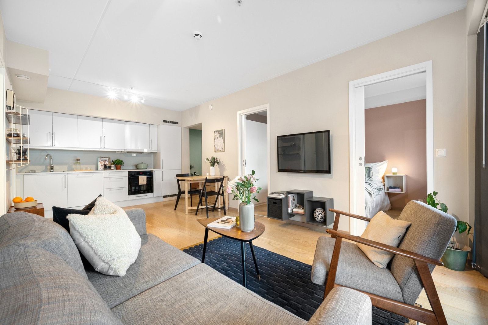 Boligen sto ferdig i 2017 og nyter med det en god og moderne standard med fasiliteter som fjernvarme og balansert ventilasjon. Galleribilde