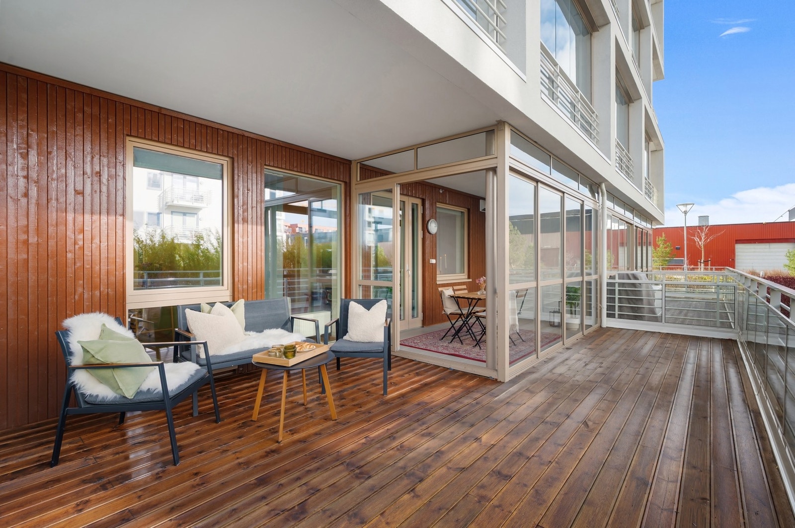 Til sammen er terrassen på ca. 33 kvm hvorav 9,1 kvm er innglasset. Galleribilde