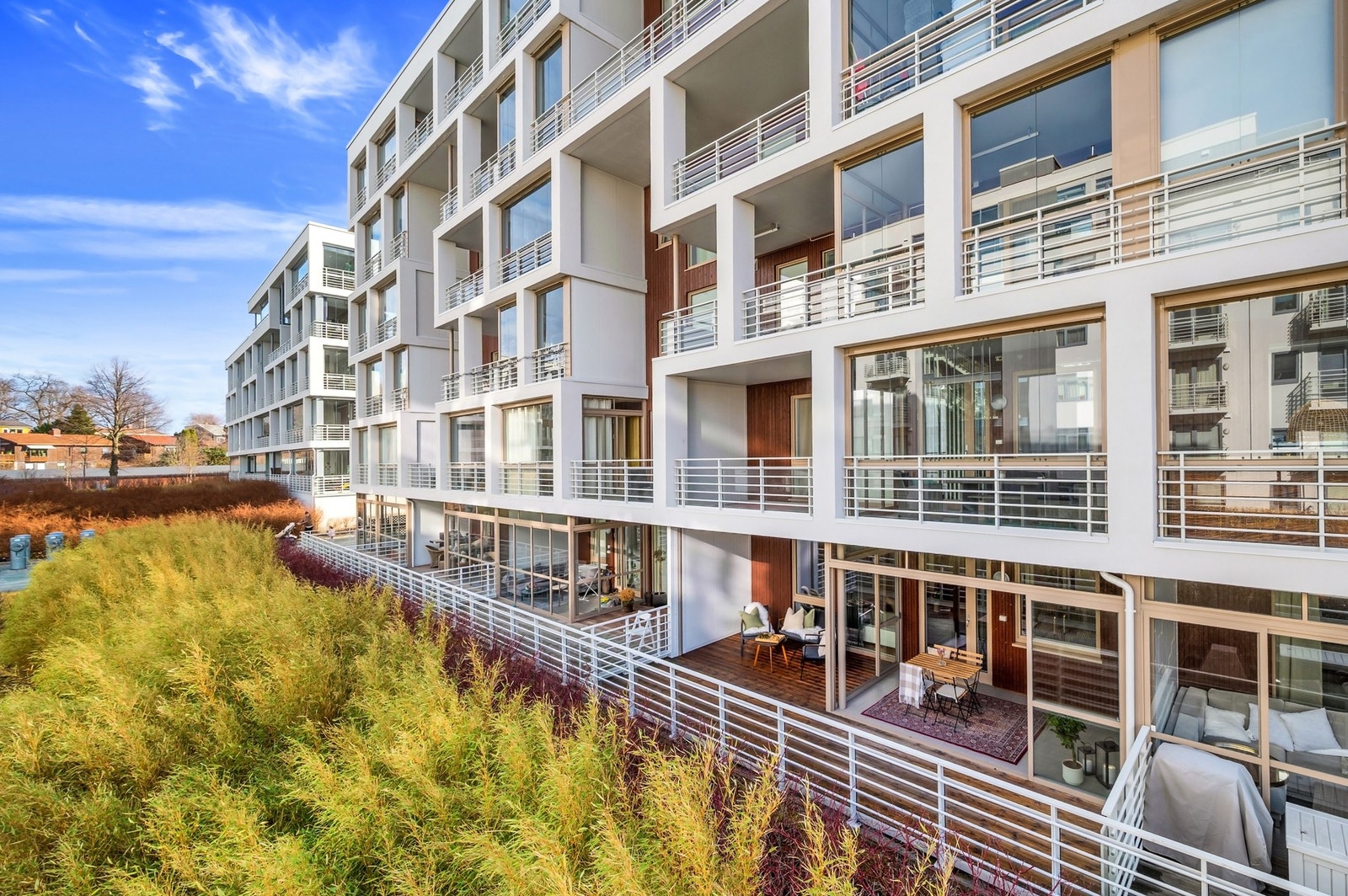 Som følge av hekken og den store terrassen har leiligheten veldig lite innsyn. Området i front er også svært lite trafikkert. Galleribilde