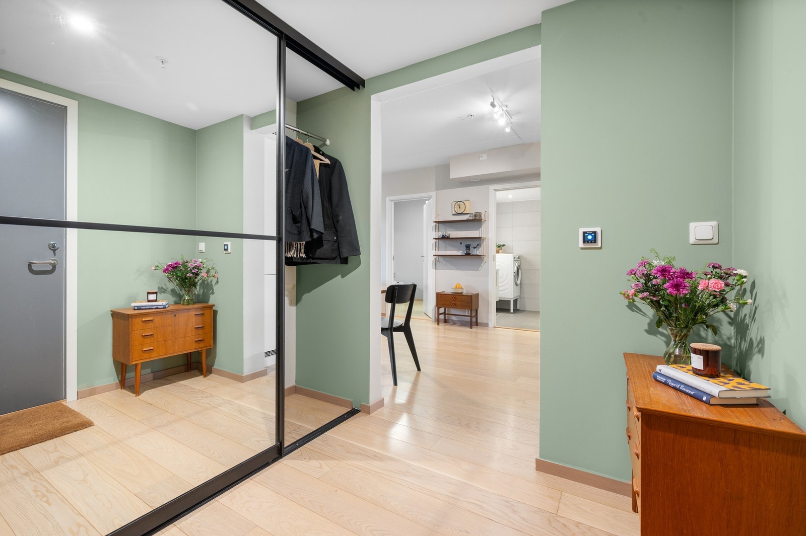 Entreen er på ca. 5,1 kvm og er utstyrt med en romslig skyvedørsgarderobe. Galleribilde