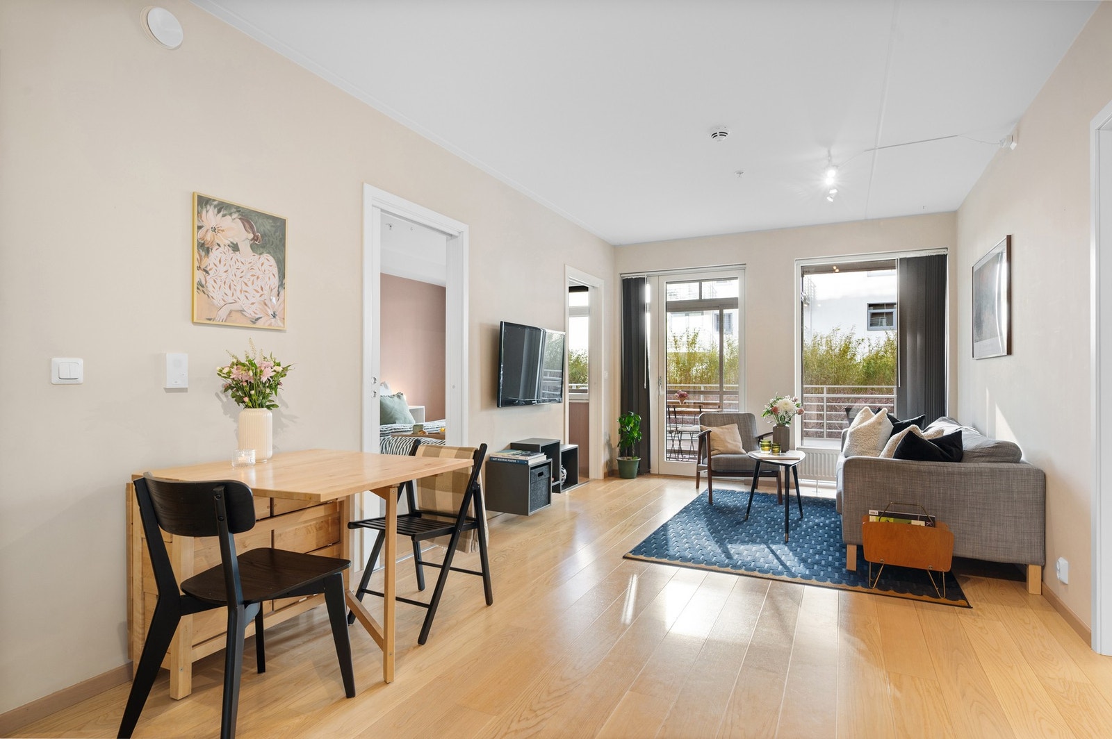 Stuen har store vindusflater som sørger for rikelig med naturlig lysinnslipp Galleribilde