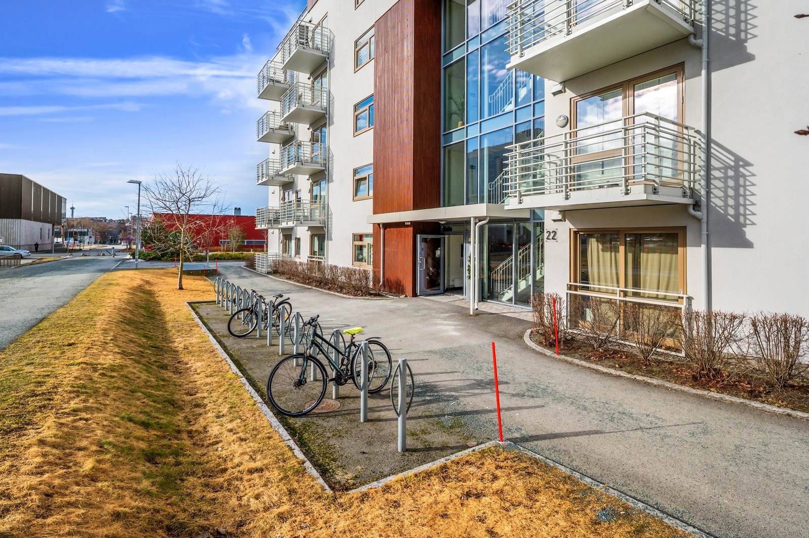 Det er sykkelparkering både i garasjekjelleren, samt utendørs. Galleribilde