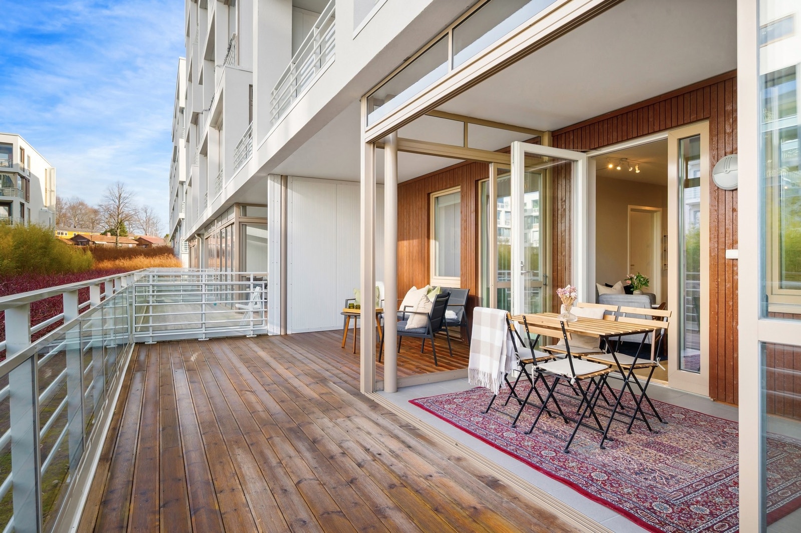 På varme dager kan man åpne helt opp slik at du kan utnytte utearealet til det fulle. Galleribilde