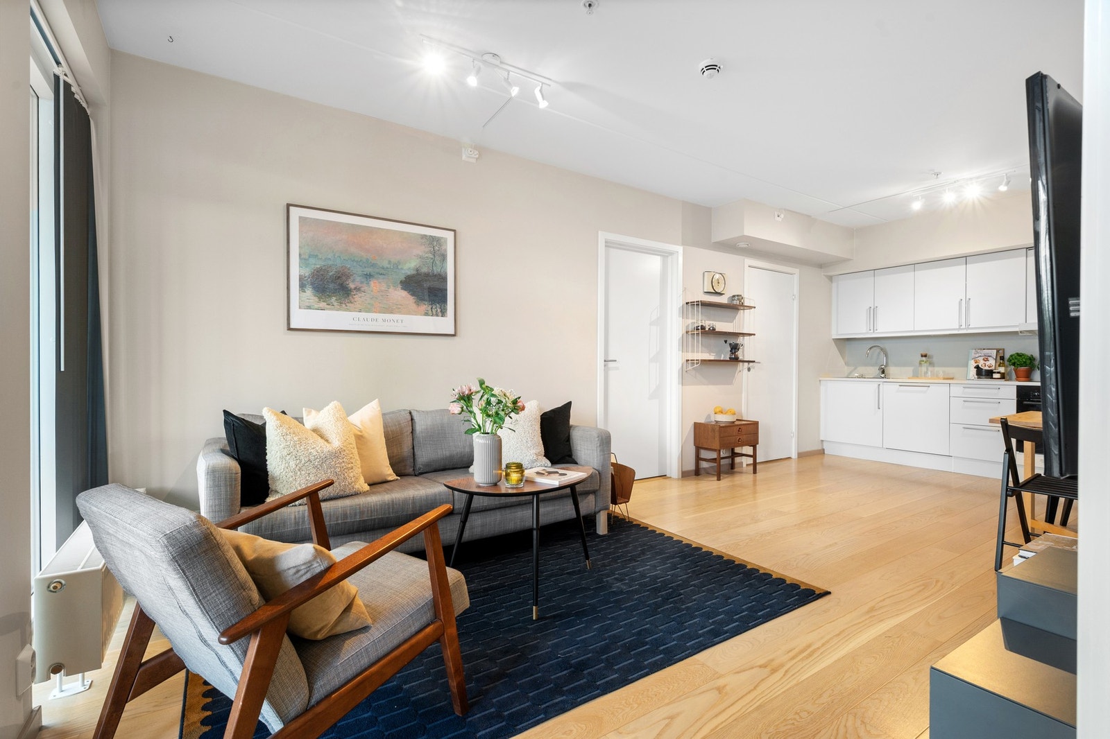 Leiligheten består av entré, to soverom, stue, kjøkken, bad og en romslig terrasse med innglasset balkong. Utover dette disponerer man også en ekstra bod i byggets kjeller. Galleribilde