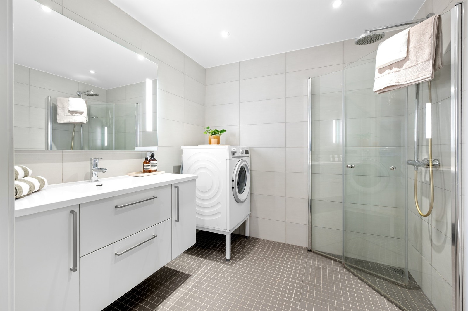 Pent og flislagt bad på ca. 4,7 kvm. Galleribilde