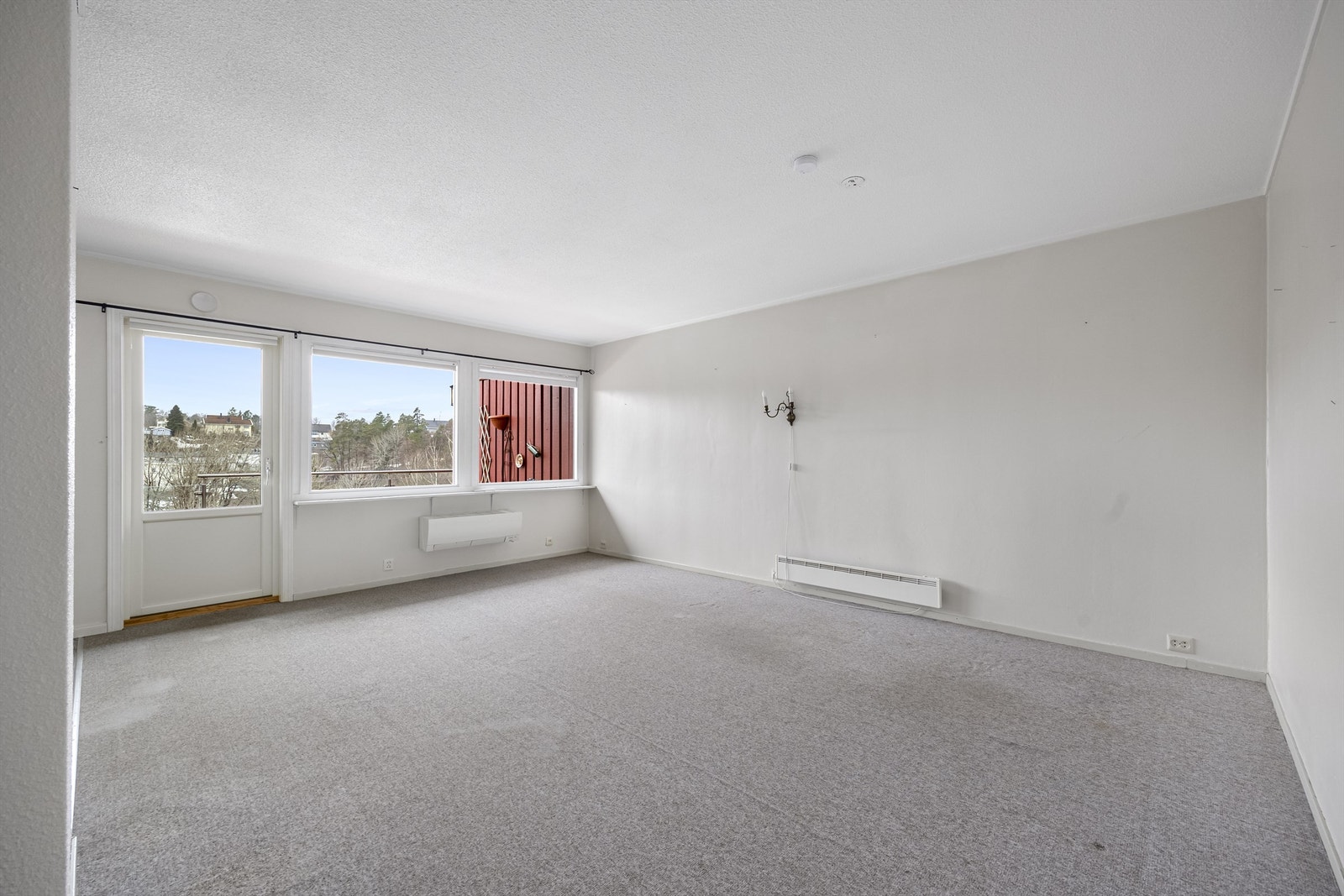 Store vinduer og utgang til veranda. Galleribilde