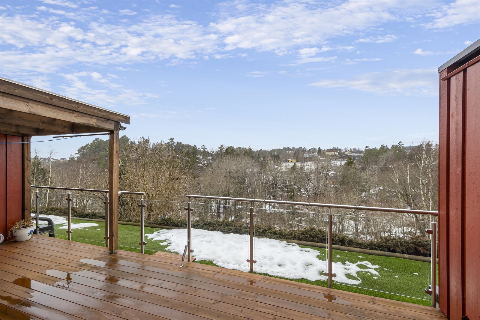 Fin utsikt fra verandaen. Solsiden ligger svært sentralt til bla. sentrum, busstopp og dagligvare. Galleribilde