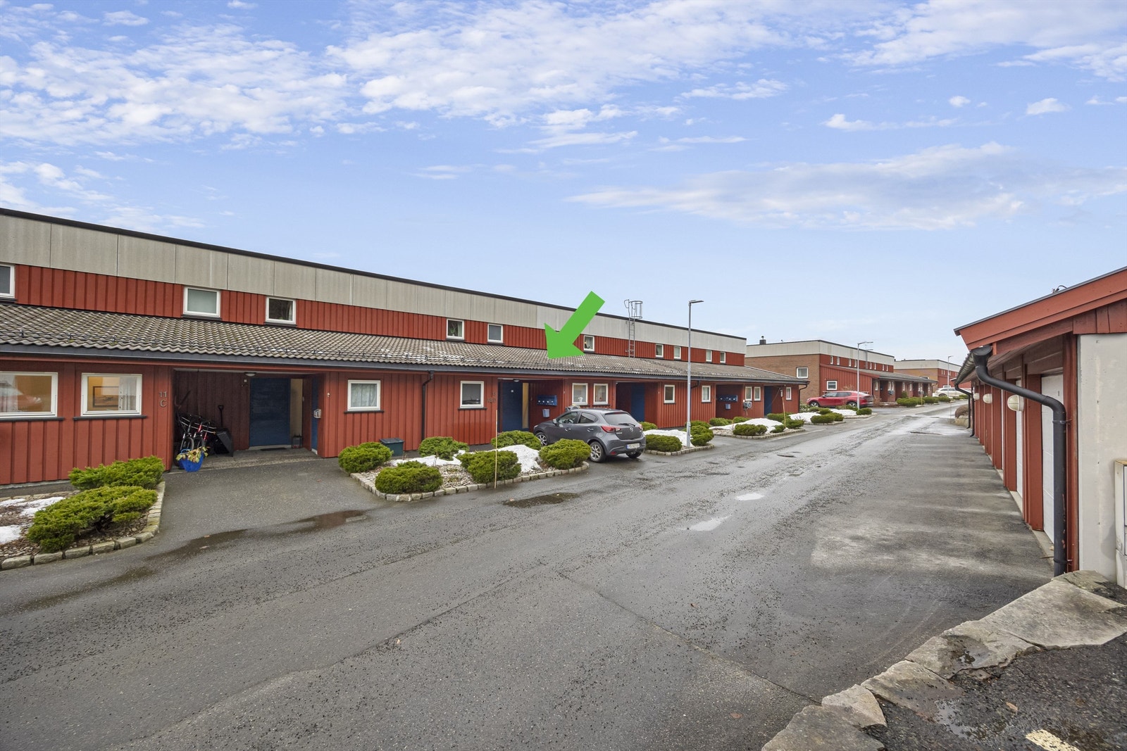 Lys og romslig andelsleilighet over 2 plan. Garasjeplass i rekke og veranda m/ fin utsikt. Galleribilde