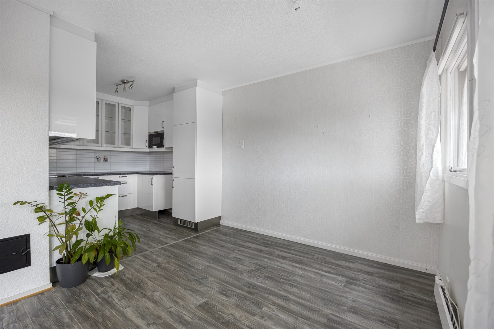 Kjøkkenkroen har oppbevaringsplassen man trenger og god benkeplass til matlagingen. Galleribilde