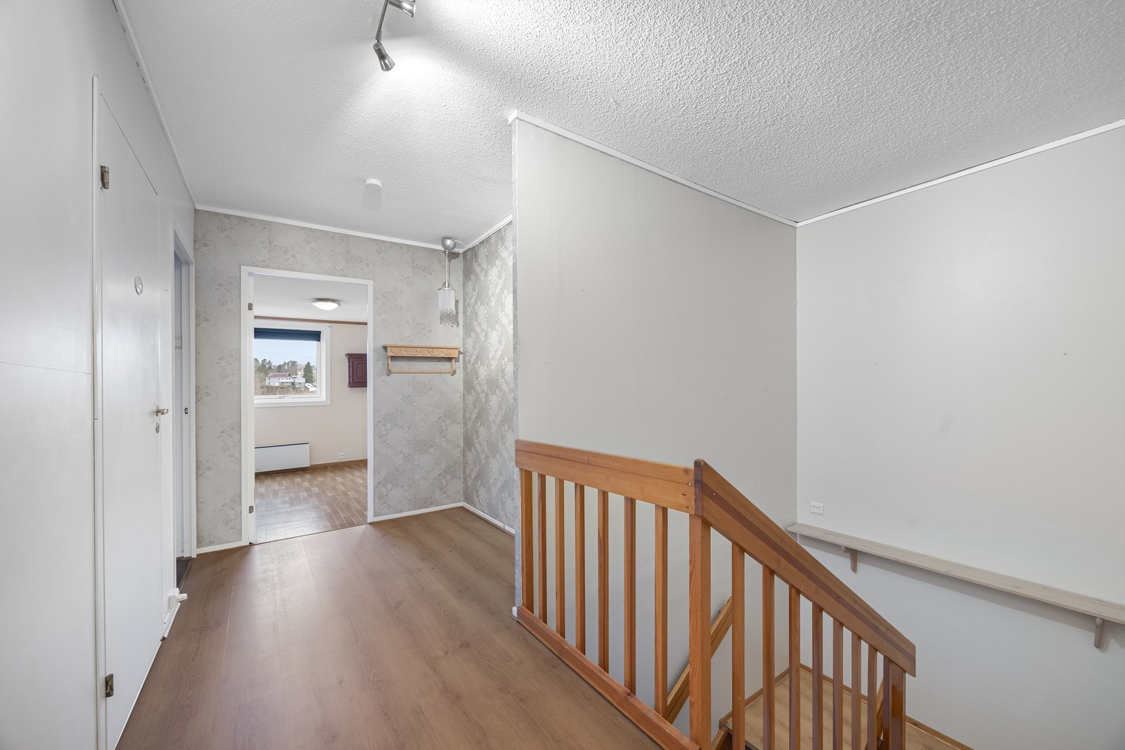 I 1 etasje finner man to store soverom, bad, toalettrom og bod. Galleribilde