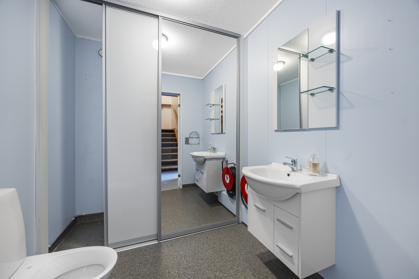 Vaskerom m/toalett i underetasjen. Galleribilde