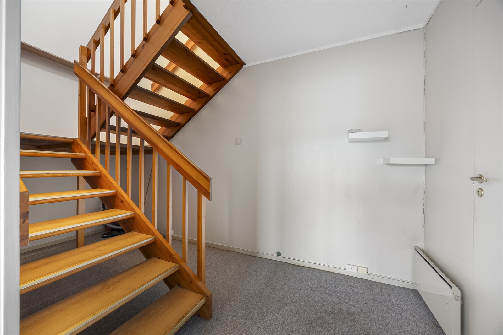 I areal rundt og under trappen er det godt potensial til oppbevaringsløsninger. Galleribilde