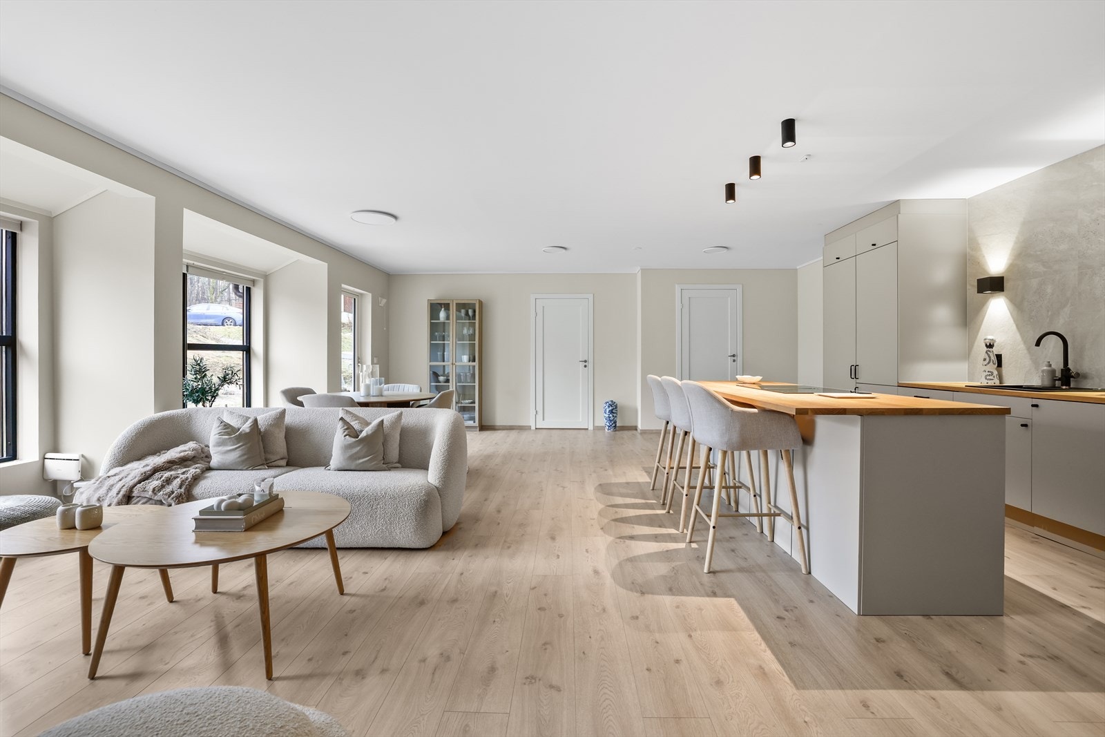 Rommet har et moderne 1-stavs laminatgulv som gir et stilrent og helhetlig uttrykk, samtidig som det er både slitesterkt og praktisk i hverdagen. Galleribilde