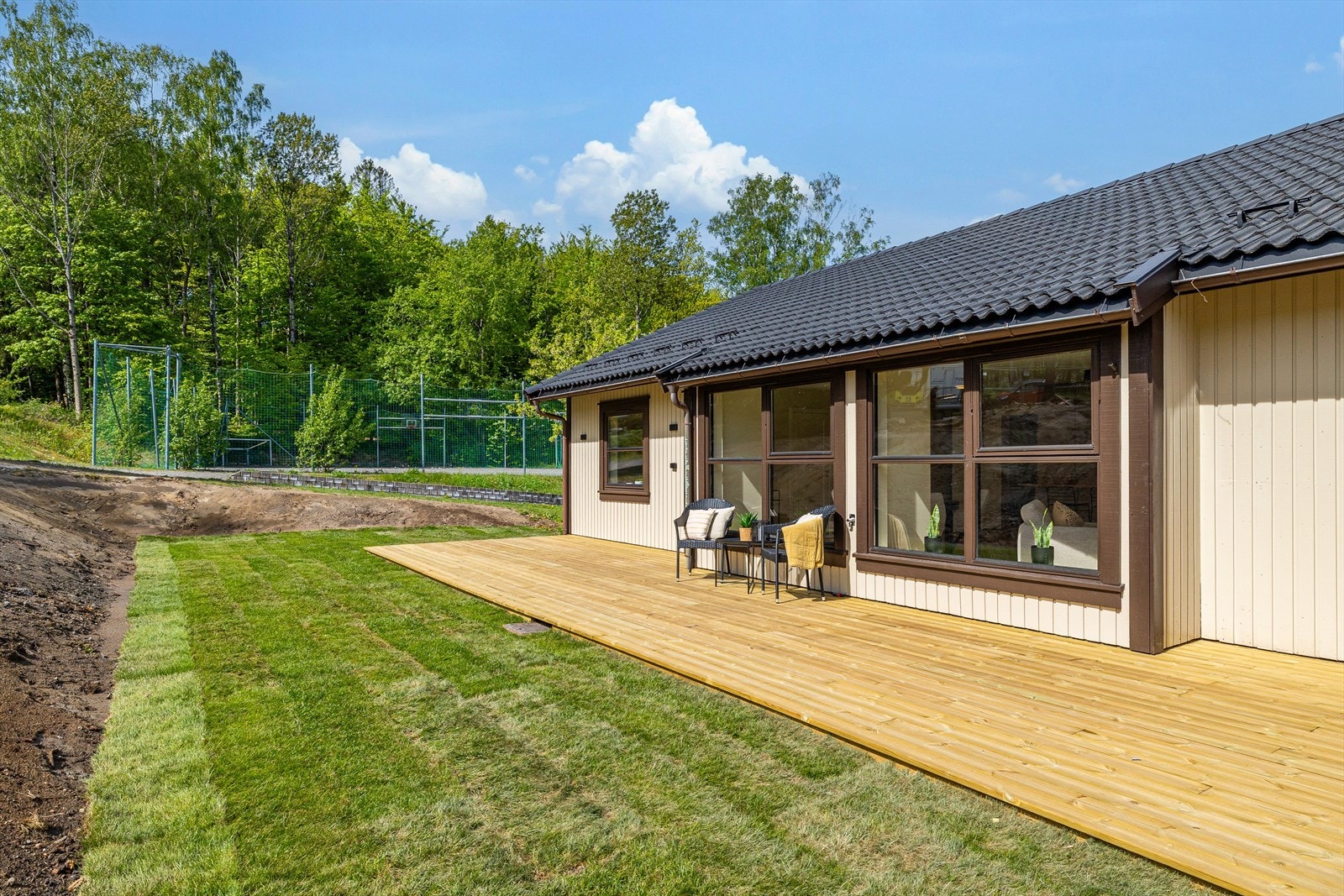 Leiligheten har en stor og solrik markterrasse på hele 37 m², som gir fantastiske muligheter for å nyte utelivet i rolige og private omgivelser. Galleribilde