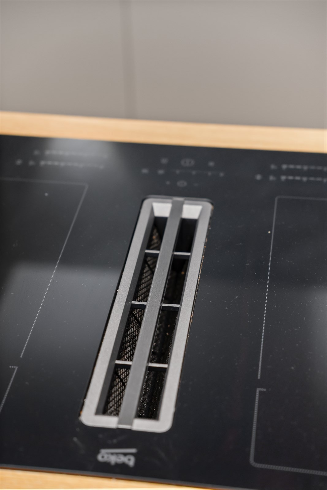 Kjøkkenet er utstyrt med moderne ventilasjon integrert i koketoppen, en stilren og innovativ løsning som både er praktisk og plassbesparende. Galleribilde