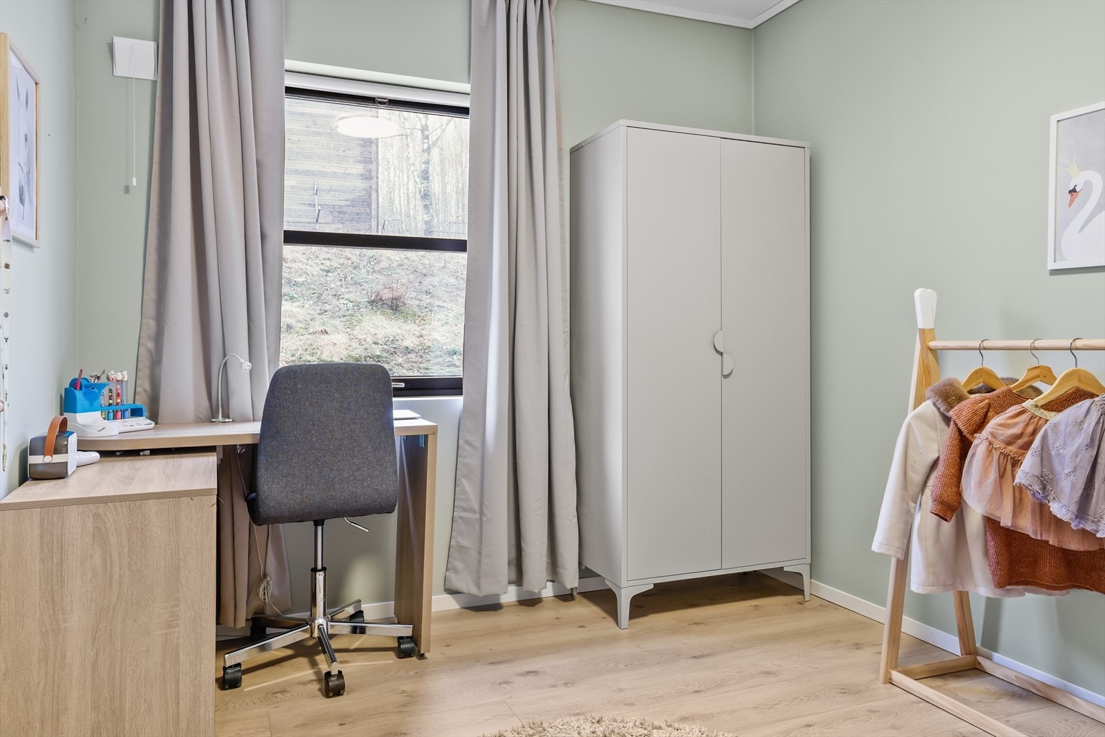 Rommet fremstår som lyst og trivelig, med gode muligheter for møblering. Her er det plass til seng, garderobe eller skrivebord, og rommet kan enkelt tilpasses ulike behov i ulike livsfaser. Galleribilde