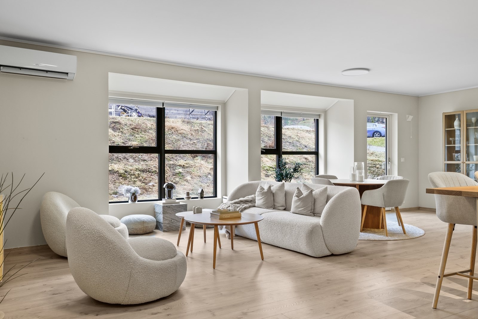 Veggene er malt i en nydelig og tidsriktig fargetone som harmonerer godt med gulvet og bidrar til et rolig og elegant preg. Sammen skaper dette et oppholdsrom som oppleves både moderne, varmt og svært innbydende. Galleribilde