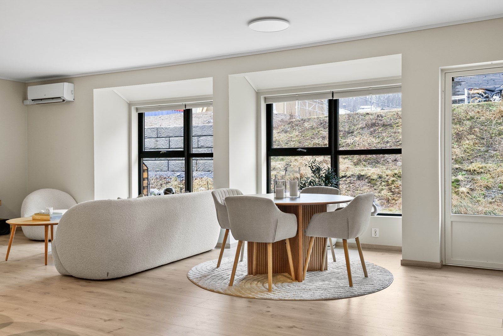 Fra stuen er det direkte utgang til terrassen, noe som gir en fin forlengelse av oppholdsrommet i de varmere månedene. Her kan man enkelt åpne opp mot uteplassen og skape en sosial og trivelig sone for både hverdag og hyggelige sammenkomster. Galleribilde