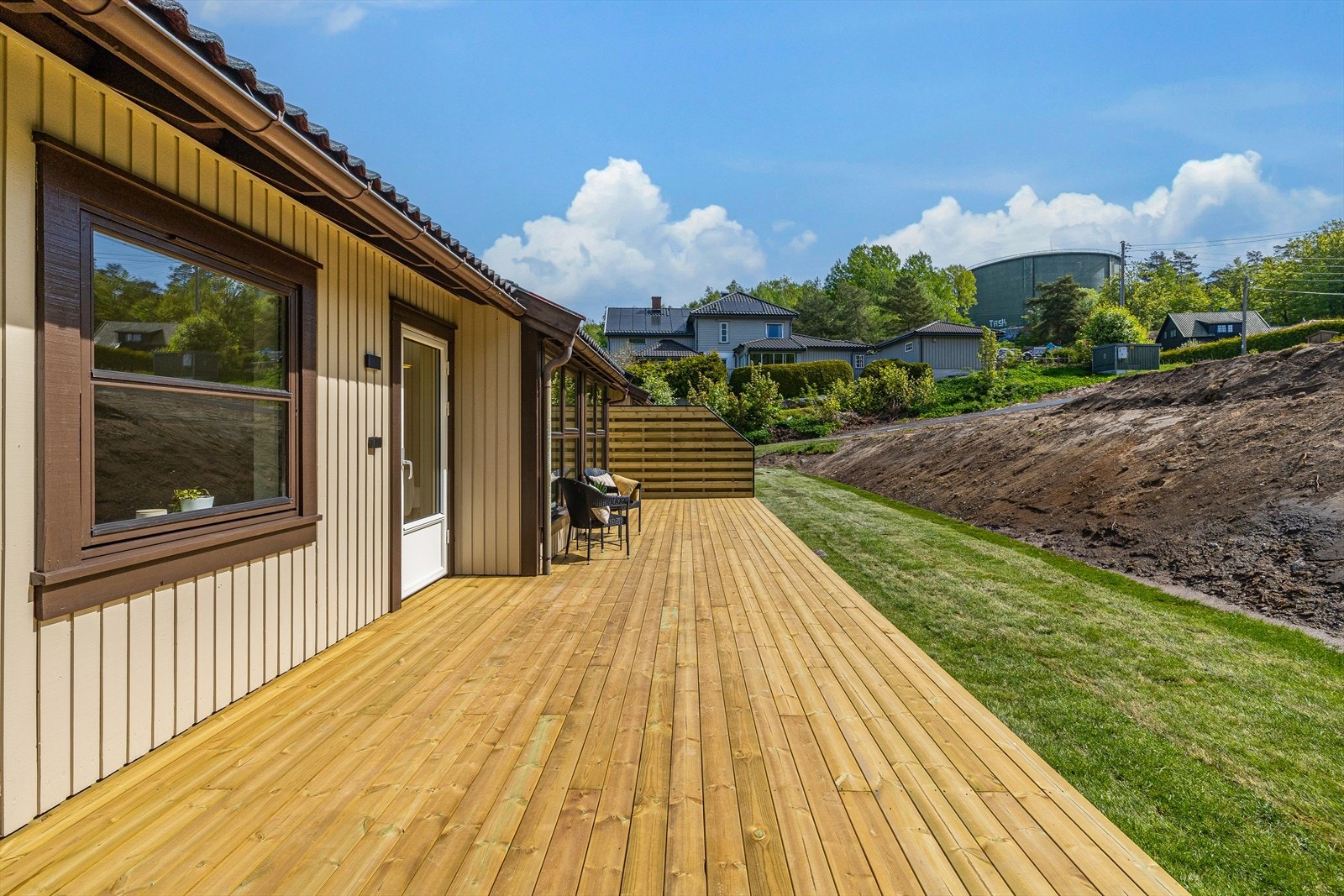 Her er det rikelig med plass til både utemøbler, spisebord, grill og hyggelige sittegrupper, slik at man kan skape en trivelig uteplass for både avslapning og sosiale sammenkomster. Galleribilde