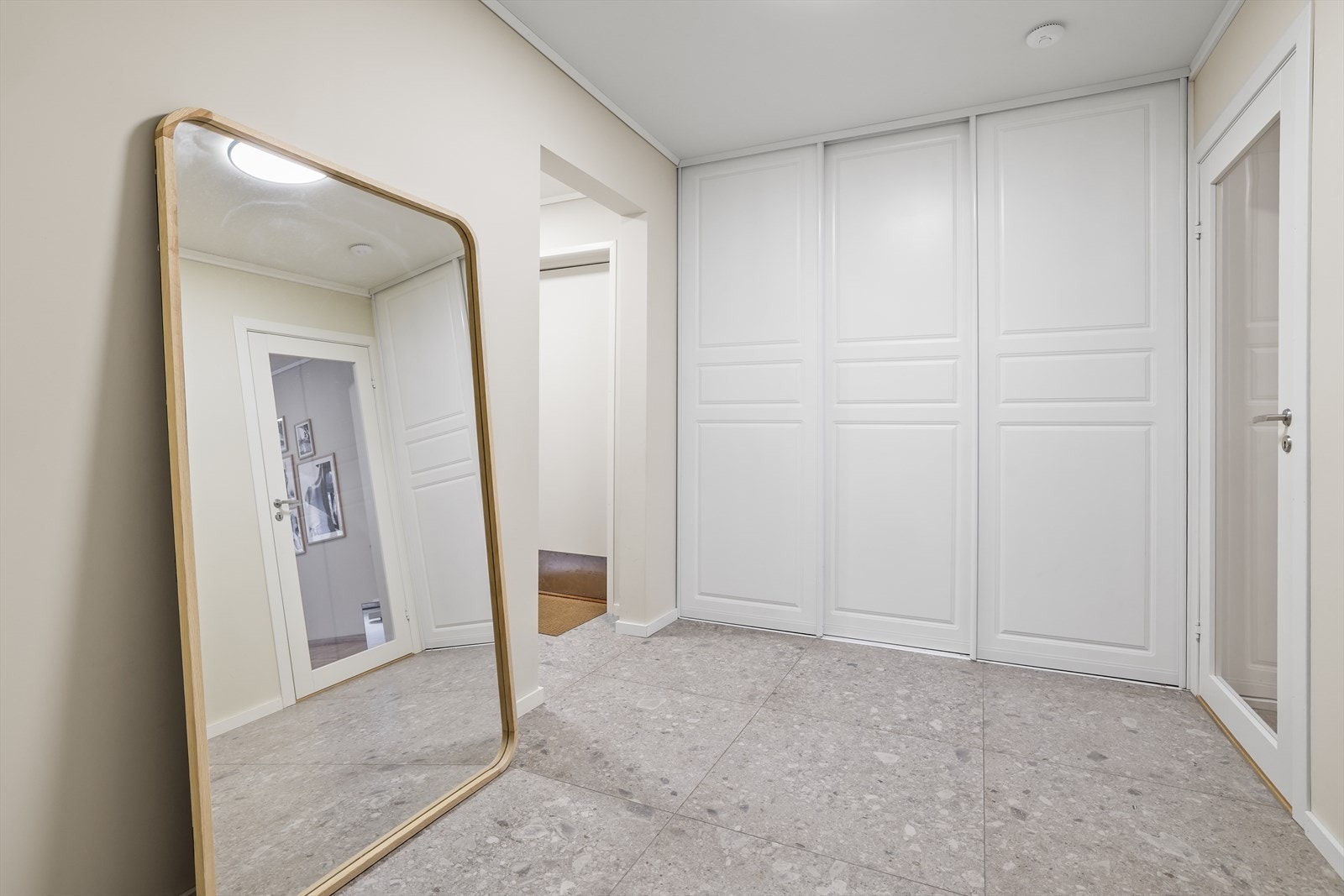 De lyse overflatene bidrar til en luftig og behagelig atmosfære, samtidig som rommet oppleves både trivelig og funksjonelt i hverdagen. Galleribilde