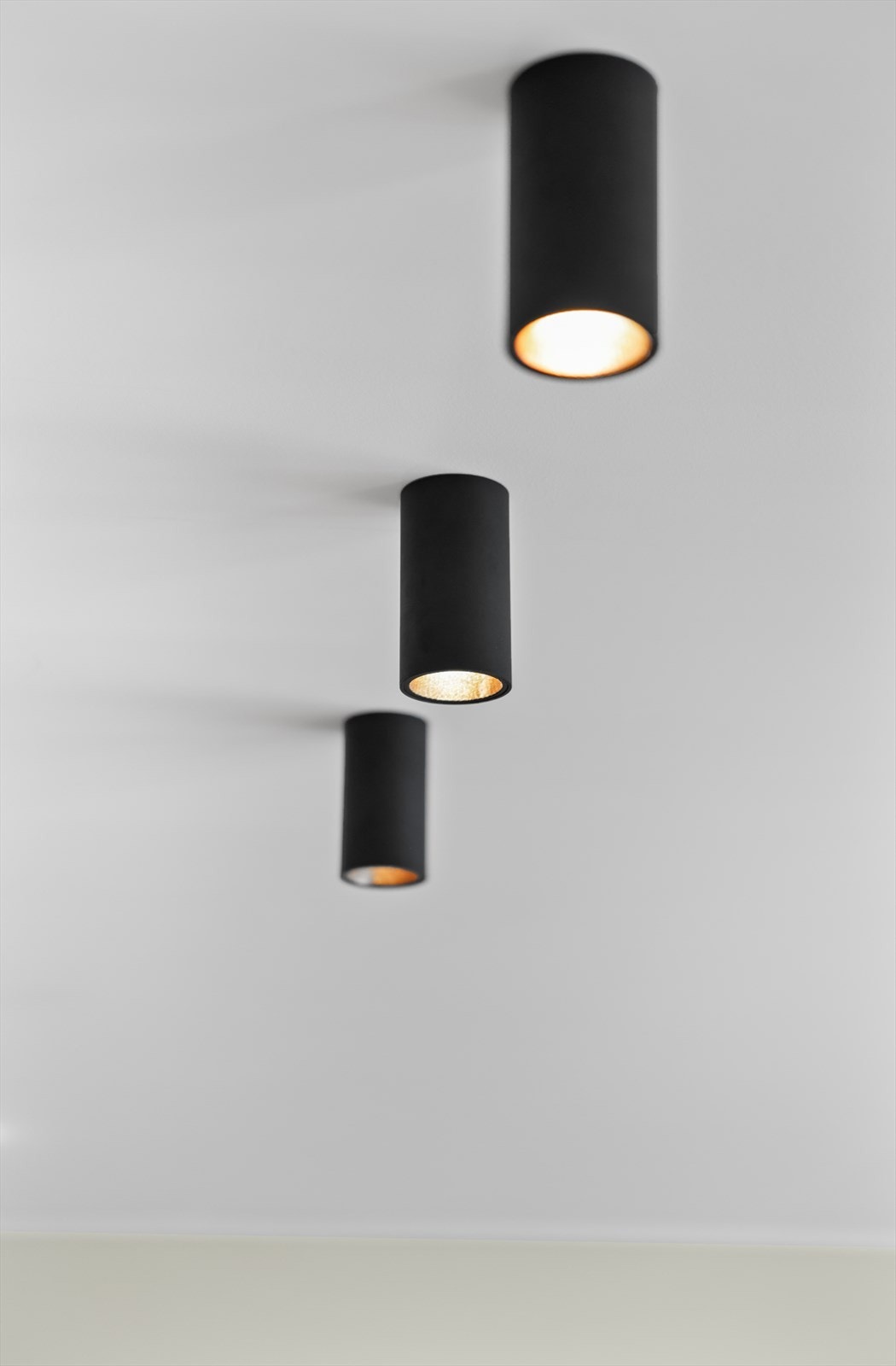 Takbelysningen gir et jevnt og godt lys i hele rommet og fremhever de delikate overflatene og de gjennomførte materialvalgene. Galleribilde