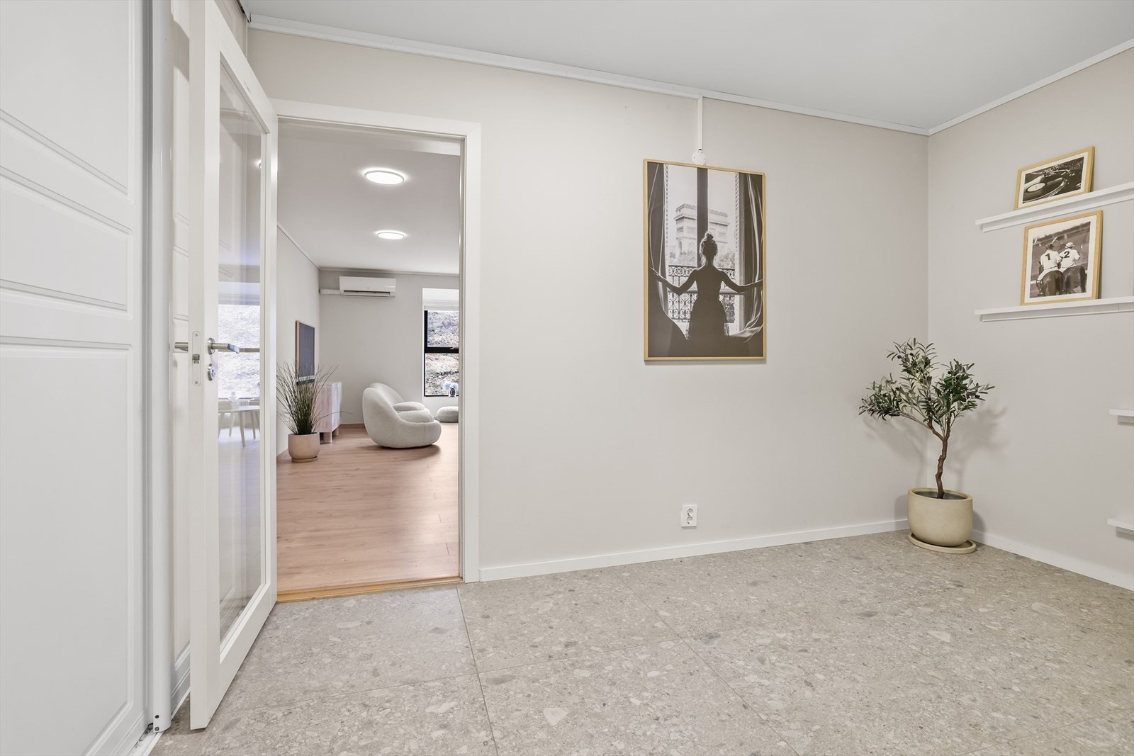 Her kan man enkelt tilrettelegge for et garderoberom eller en romslig garderobeløsning som bidrar til en ryddig og oversiktlig entré. Dette gir en praktisk hverdag og sørger for at boligen fremstår både organisert og innbydende fra første stund. Galleribilde