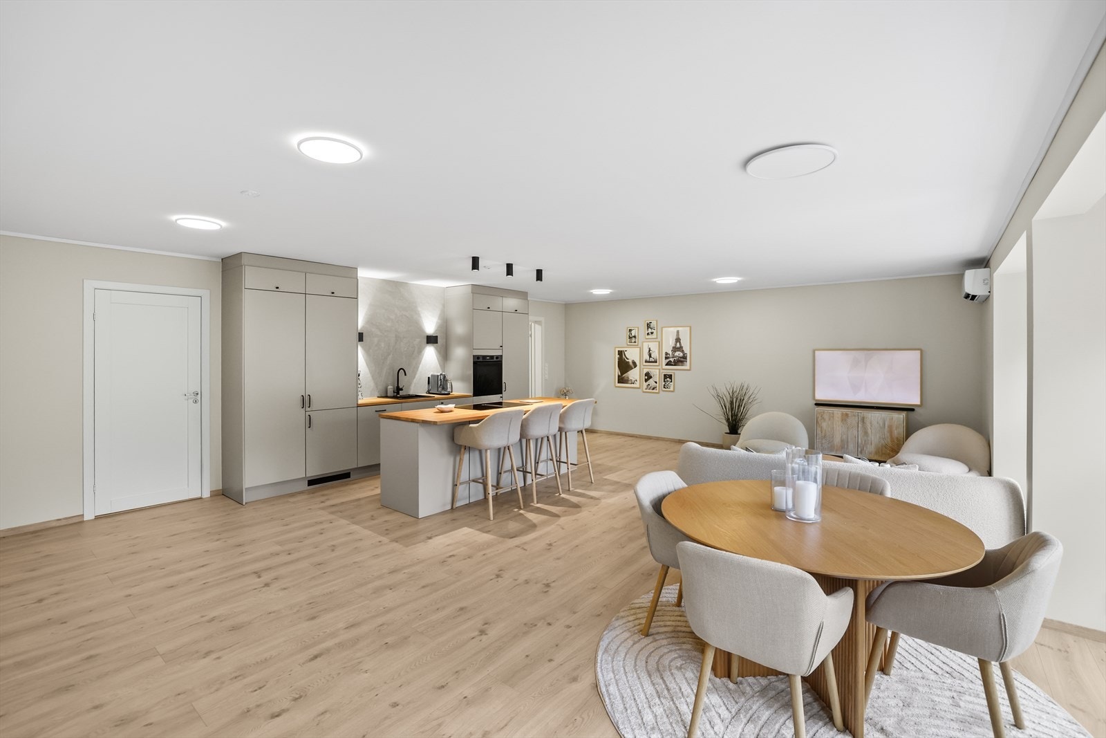 Spiseplassen er romslig og innbydende, med god plass til å dekke opp et stort spisebord. Her ligger alt til rette for hyggelige måltider og sosiale sammenkomster med familie og venner. Galleribilde