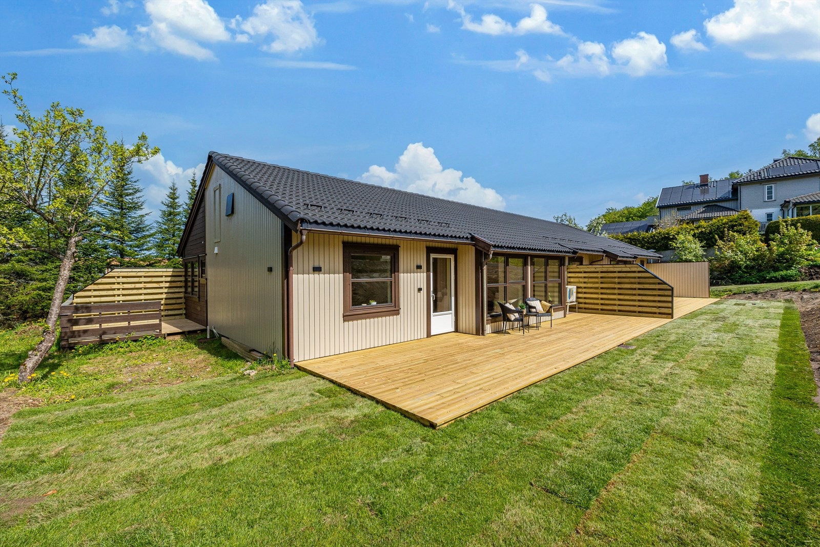 Til denne boligen følger et svært attraktivt uteområde som strekker seg over to sider av boligen. Her får man gode solforhold gjennom store deler av dagen, samt flere soner som inviterer til både avslapning og sosiale sammenkomster Galleribilde