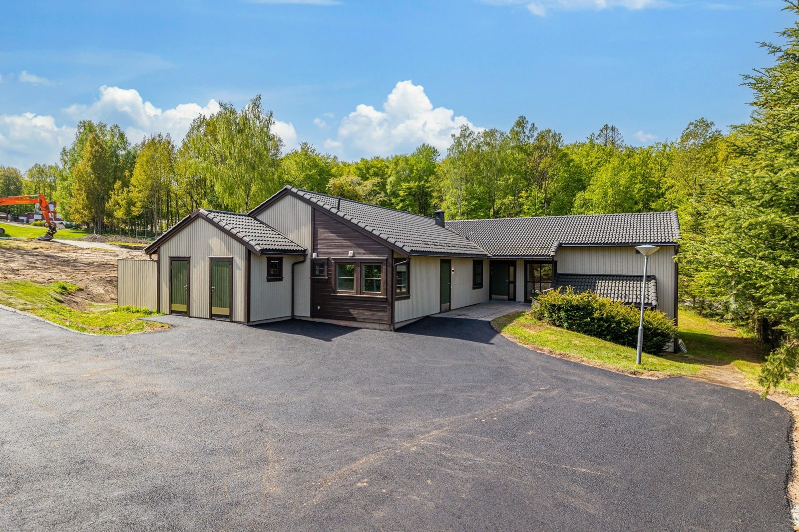 Det medfølger to parkeringsplasser til leiligheten, noe som gir en praktisk og komfortabel hverdag. Med to plasser har man god fleksibilitet enten man har flere biler i husstanden, eller ønsker ekstra parkering til gjester. Galleribilde