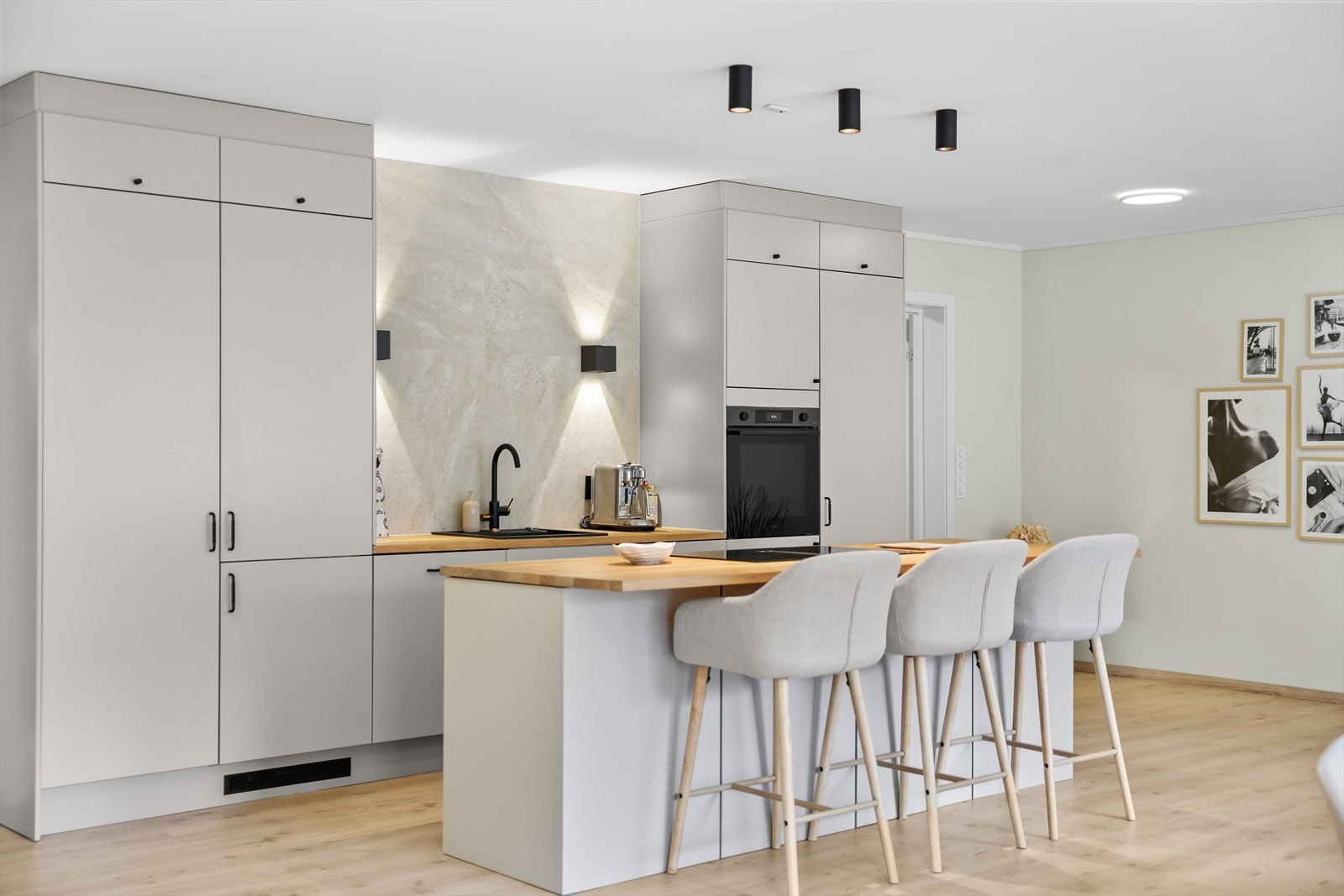 Planløsningen er gjennomtenkt, og kjøkkenet oppleves både romslig og funksjonelt med god arbeidsflyt mellom de ulike sonene. Galleribilde