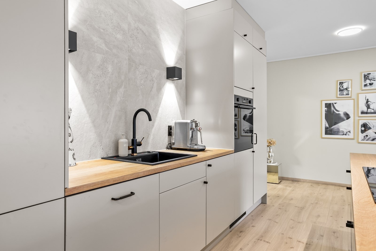 Benkeplaten i laminat er både slitesterk og praktisk, og er utstyrt med nedfelt oppvaskkum som gir en sømløs og stilren finish. Galleribilde