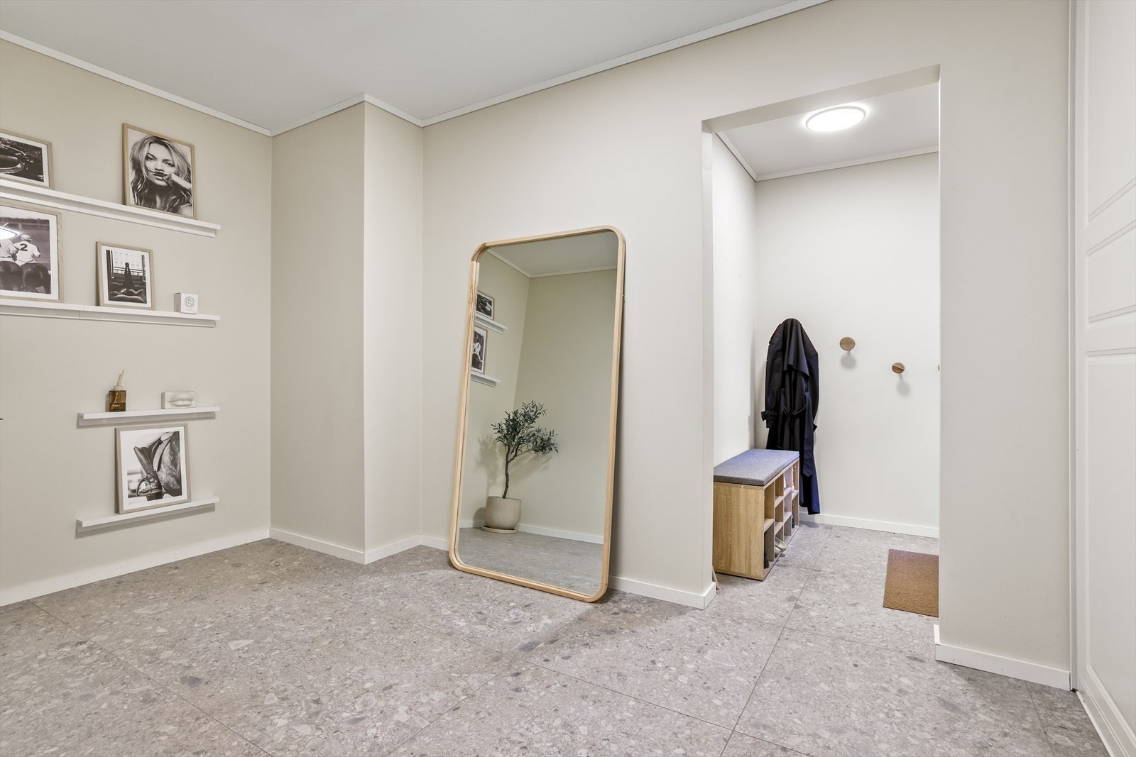 Gangen fremstår som lys og innbydende, og gir et godt førsteinntrykk når man kommer inn i boligen. Rommet har en ryddig og praktisk utforming som skaper en naturlig overgang til resten av leiligheten. Galleribilde