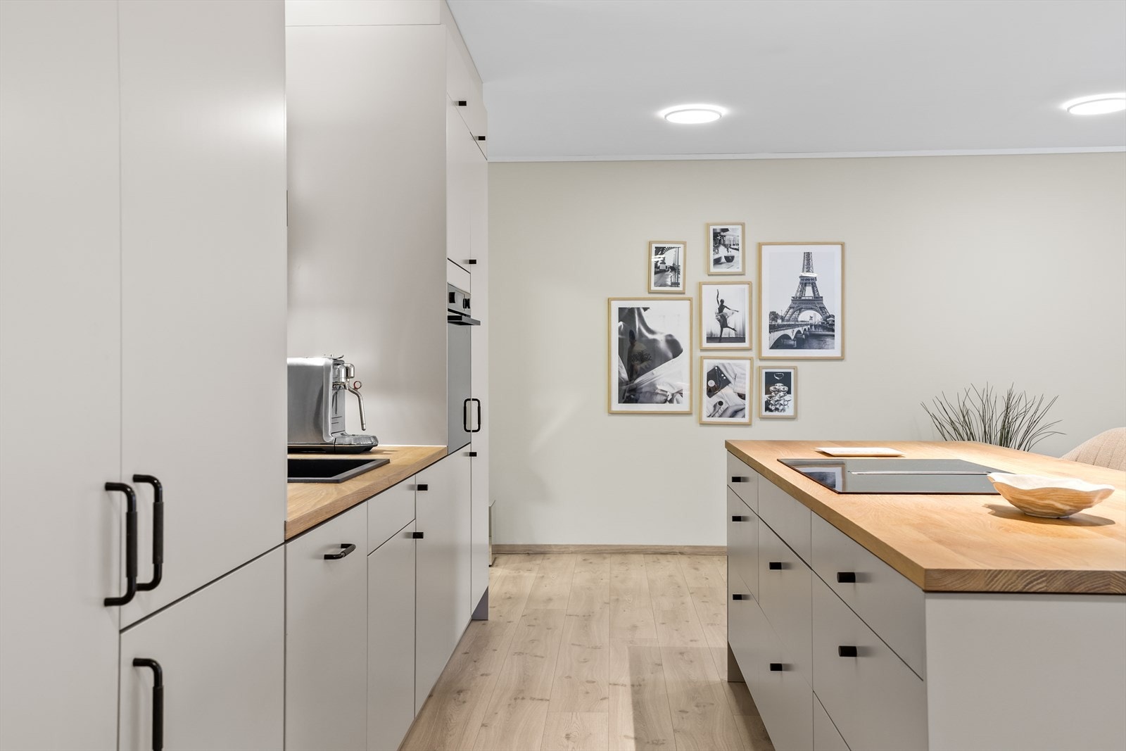 Innredningen har glatte fronter som gir et tidløst og elegant uttrykk, og som samtidig bidrar til et ryddig og moderne preg. Galleribilde