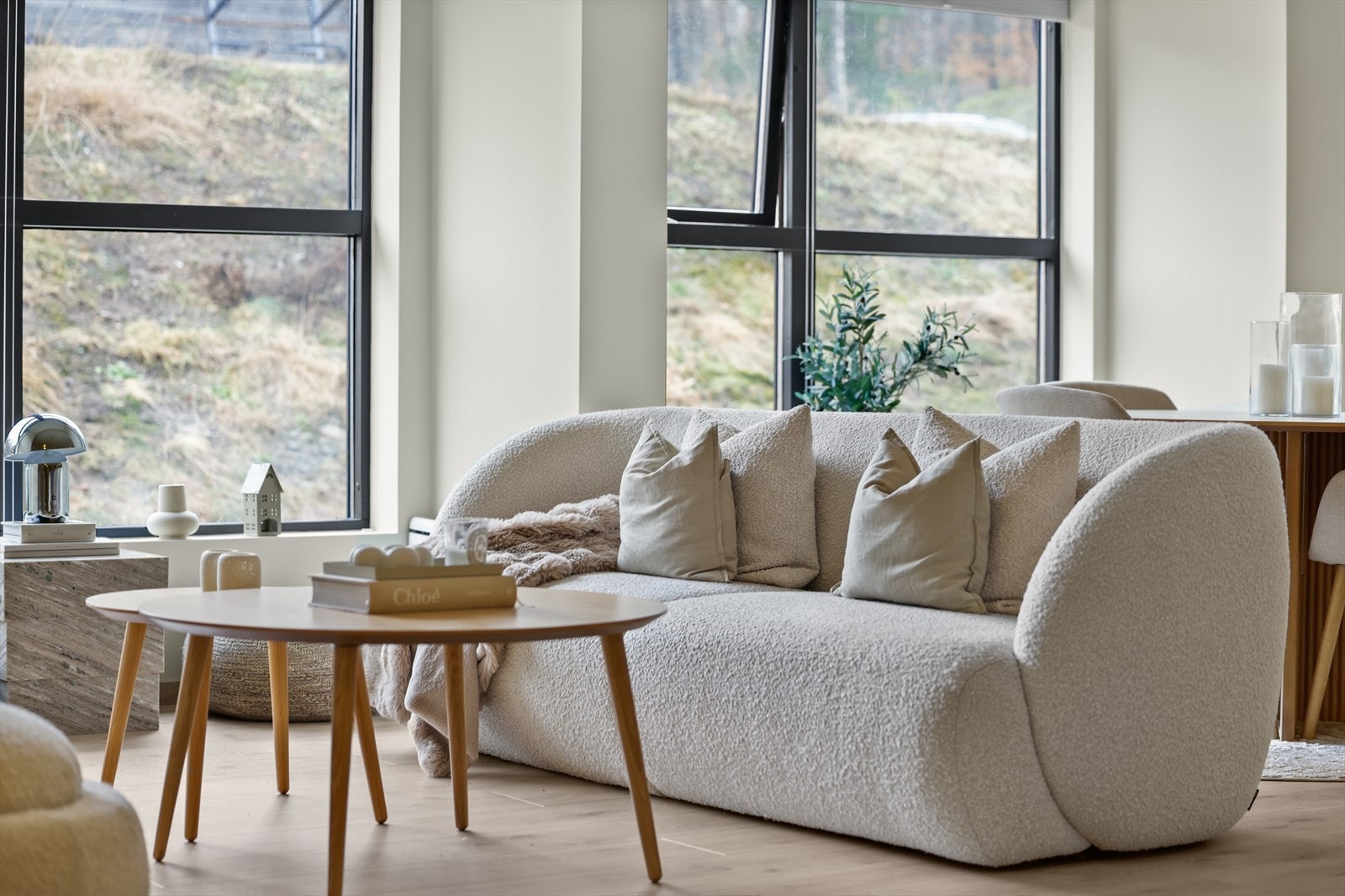 De store vindusflatene slipper inn rikelig med naturlig lys og gir rommet en luftig og behagelig romfølelse gjennom hele dagen. Det gode lysinnslippet fremhever de delikate farge- og materialvalgene og gjør stuen til et naturlig samlingspunkt i boligen. Galleribilde