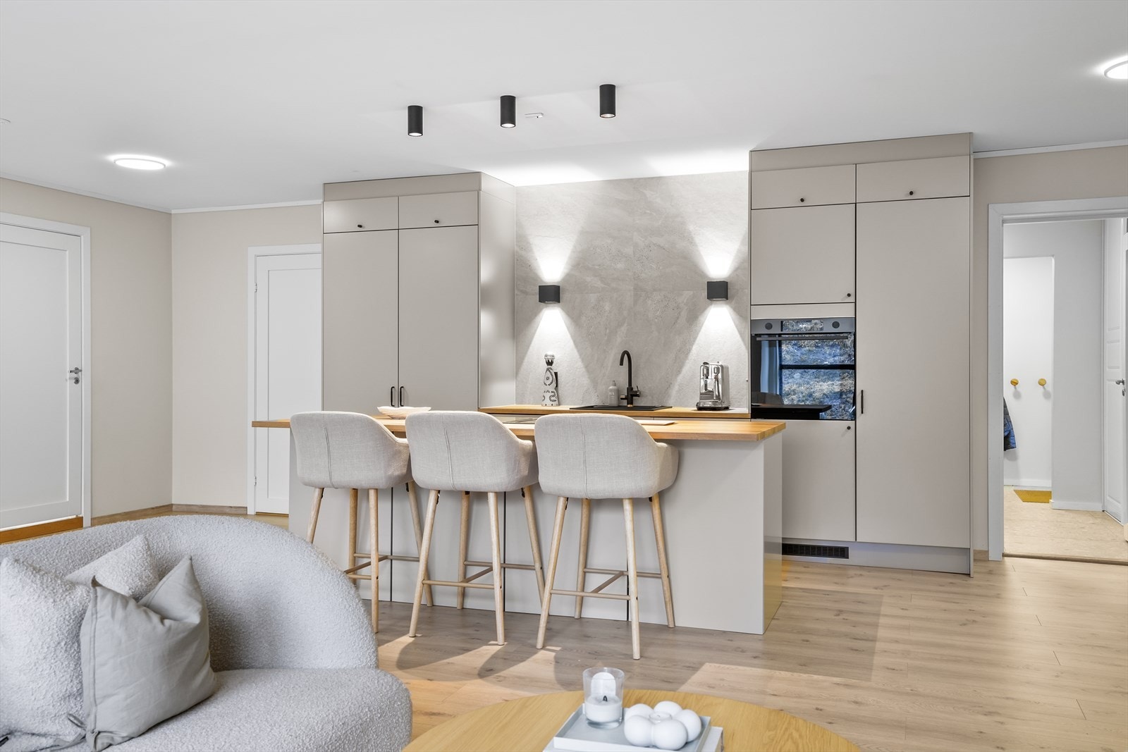 Kjøkkenet fremstår som moderne, stilrent og svært funksjonelt, med en gjennomført innredning som er plassert med omhu og presisjon. Galleribilde