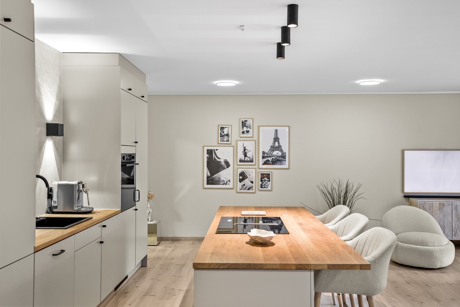 Ved kjøkkenøya er det plass til tre barstoler, noe som skaper en hyggelig og uformell sone hvor familie og gjester kan samles mens maten tilberedes. Galleribilde