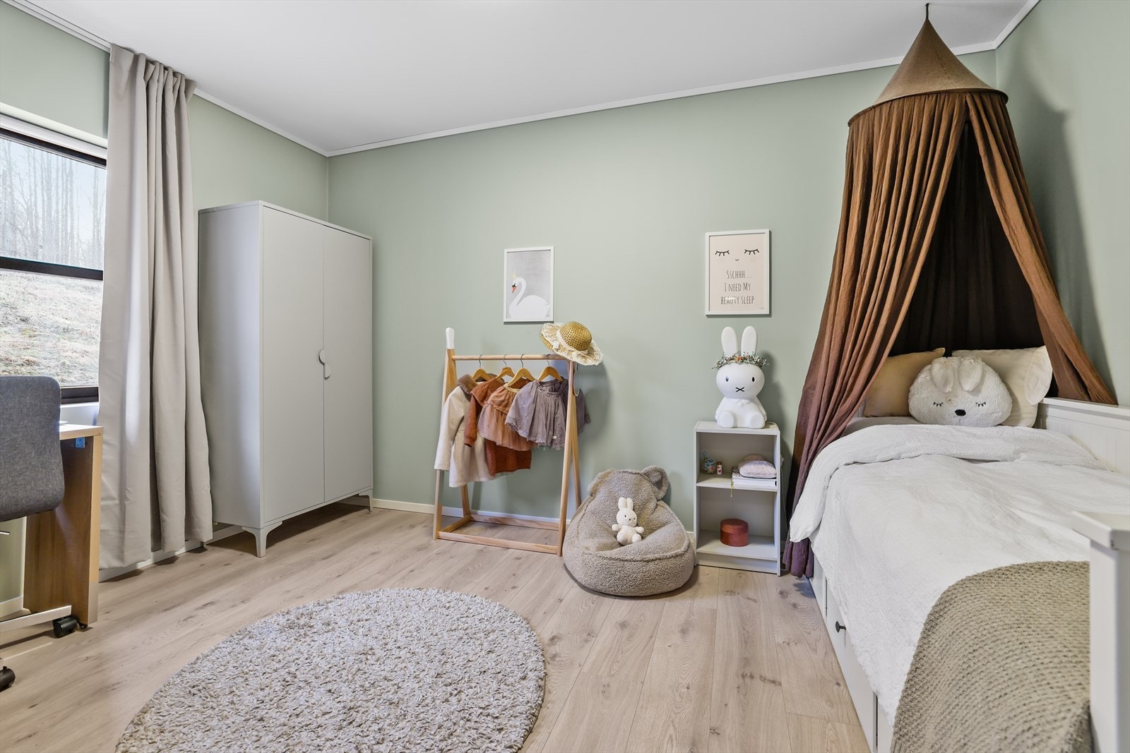 Rommet egner seg godt som gjesterom, barnerom eller hjemmekontor - alt etter behov. Den sentrale plasseringen i boligen gjør rommet lett tilgjengelig, samtidig som det oppleves som en naturlig del av boligens planløsning. Galleribilde