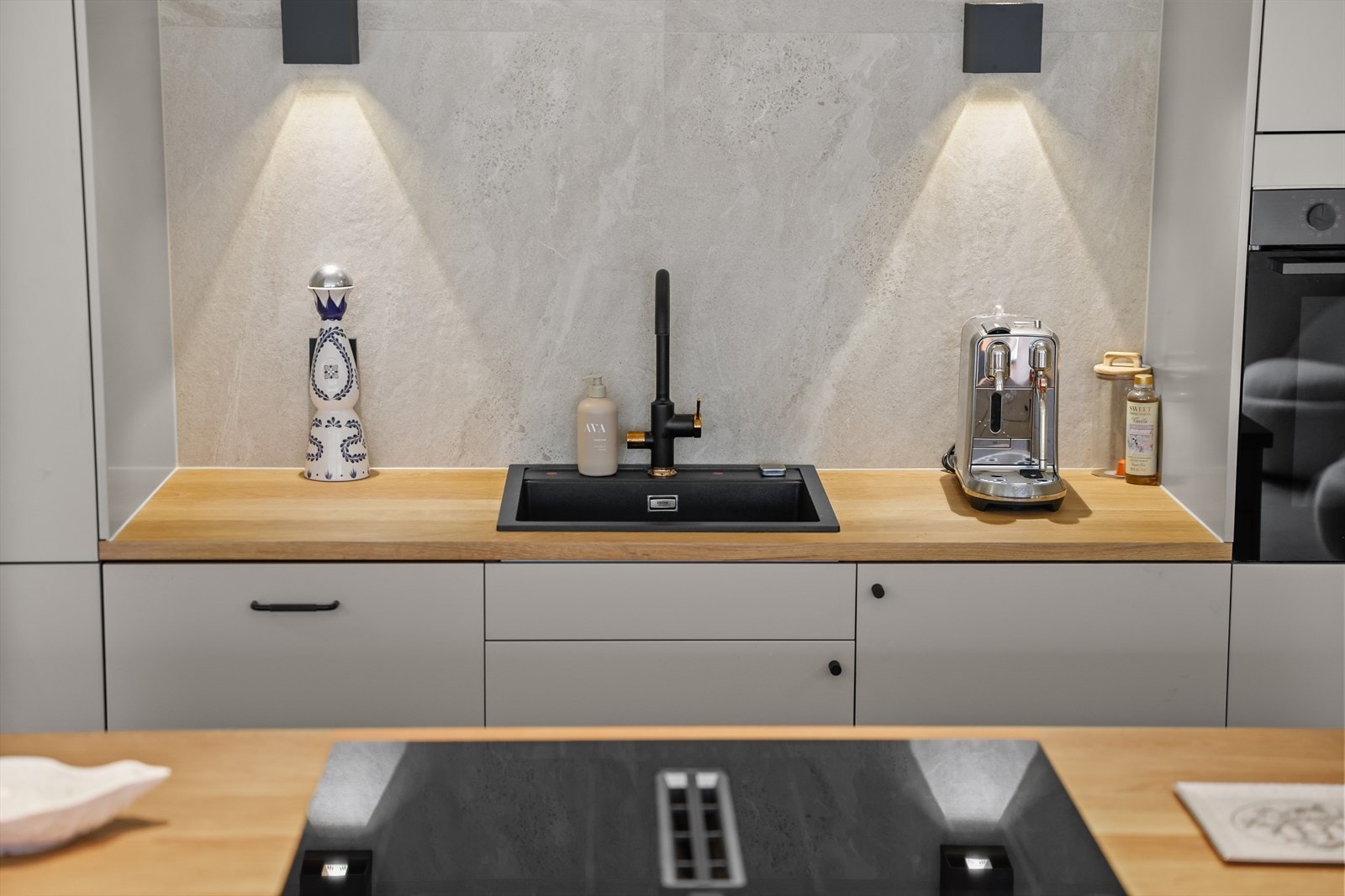 Kjøkkenet har også flott og stemningsfull belysning på veggen som bidrar til å fremheve kjøkkenets stilrene uttrykk. Galleribilde