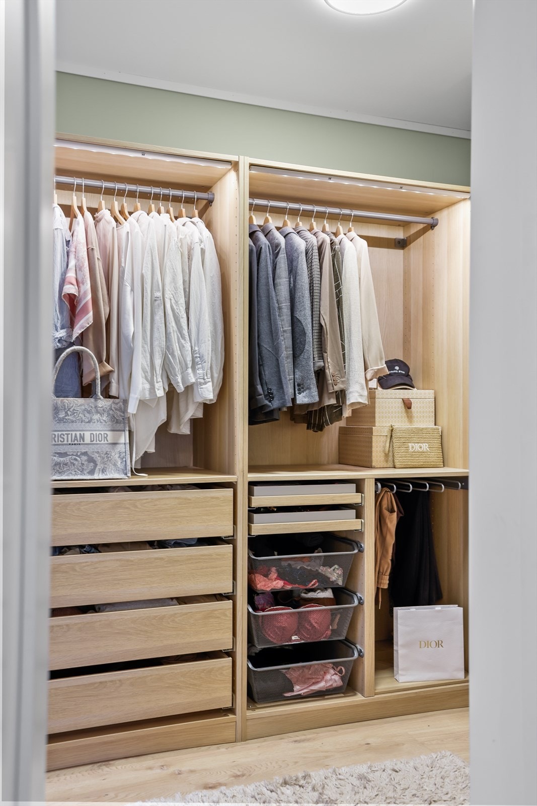 Alt i alt fremstår hovedsoverommet som et elegant og funksjonelt rom hvor komfort, oppbevaring og estetikk går hånd i hånd - et sted hvor man virkelig kan trekke seg tilbake og finne roen. Galleribilde