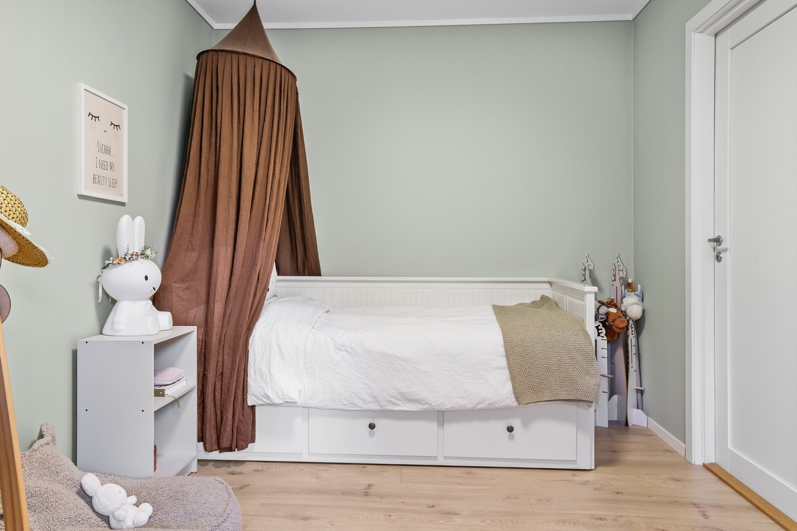 Enten man ønsker et komfortabelt rom for overnattingsgjester, et koselig barnerom eller et rolig sted for hjemmekontor, gir dette rommet gode muligheter. Galleribilde