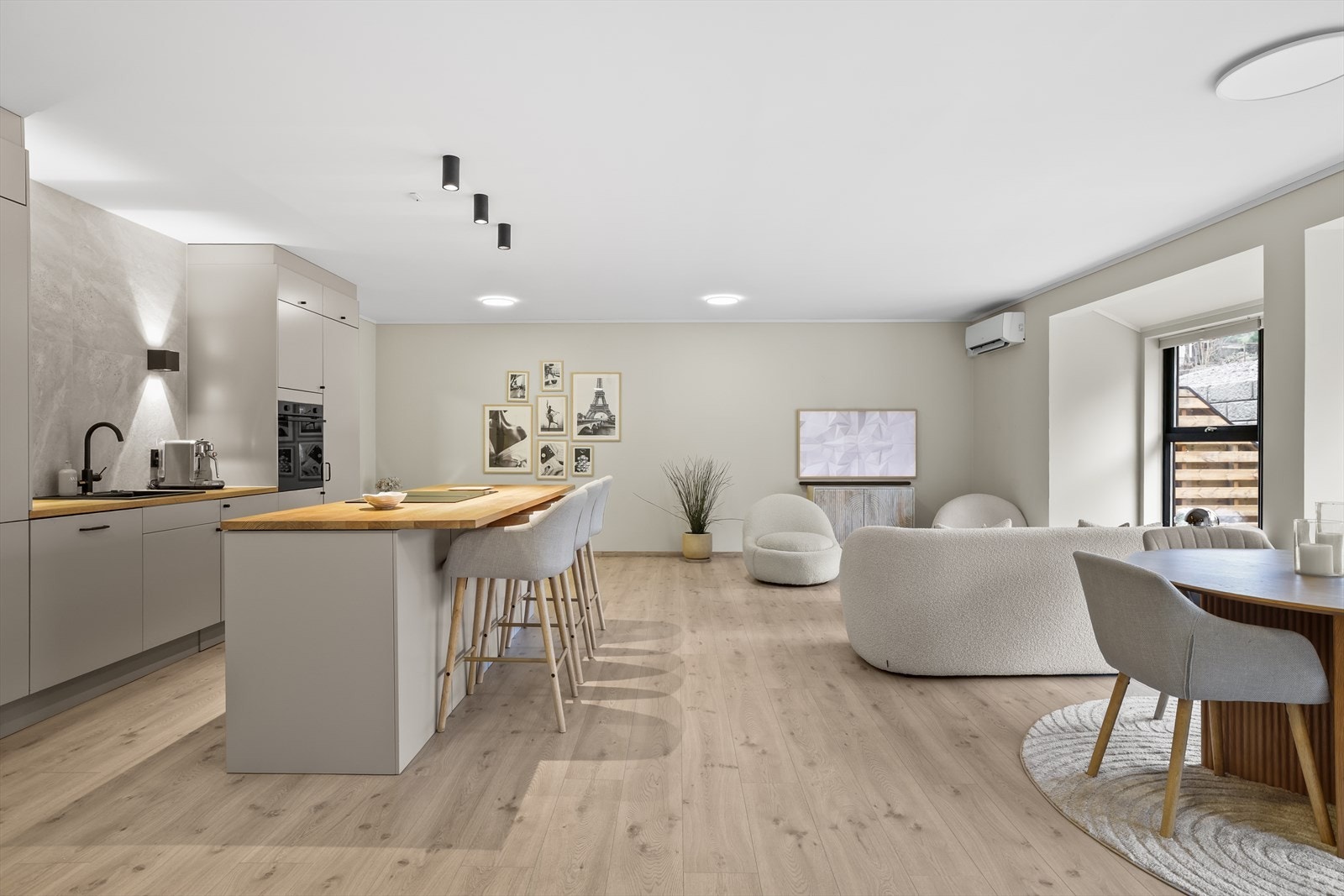 Rommet har svært gode møbleringsmuligheter med god plass til både en romslig sofagruppe og spisebord. Dette gjør det enkelt å skape både en komfortabel sofakrok for avslapning og en hyggelig spiseplass for måltider med familie og venner. Galleribilde