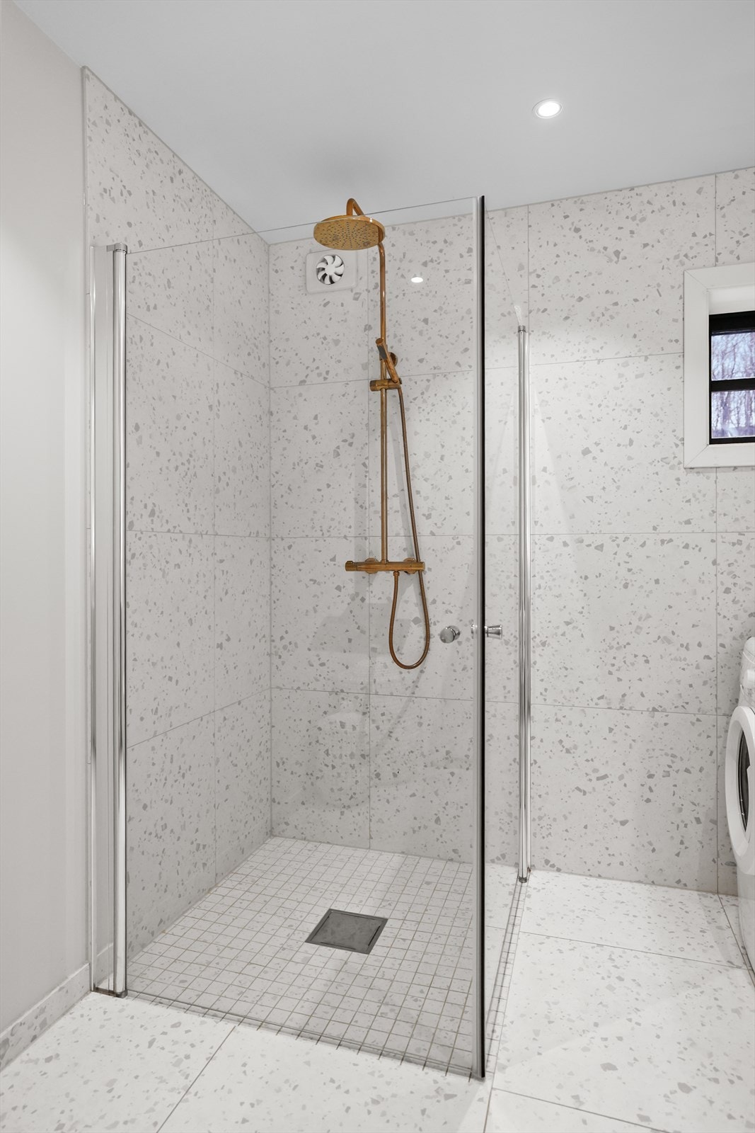 Badet er gjennomført innredet med flotte detaljer og nydelige fargevalg som harmonerer godt sammen og gir rommet et moderne og elegant uttrykk. Resultatet er et bad som både oppleves stilfullt, komfortabelt og svært funksjonelt i daglig bruk. Galleribilde