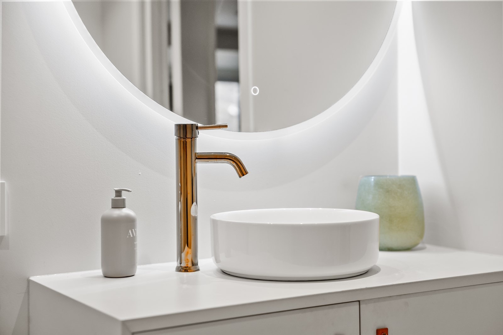 Badet er innredet med en moderne baderomsinnredning med nedfelt servant som gir både gode oppbevaringsmuligheter og et ryddig uttrykk. Galleribilde