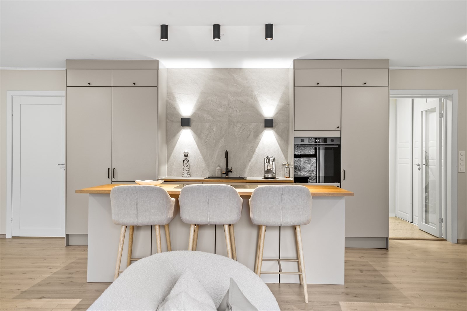 Her er det lagt vekt på både estetikk og praktiske løsninger, noe som gir et kjøkken som både er vakkert å se på og svært godt å bruke i hverdagen. Galleribilde