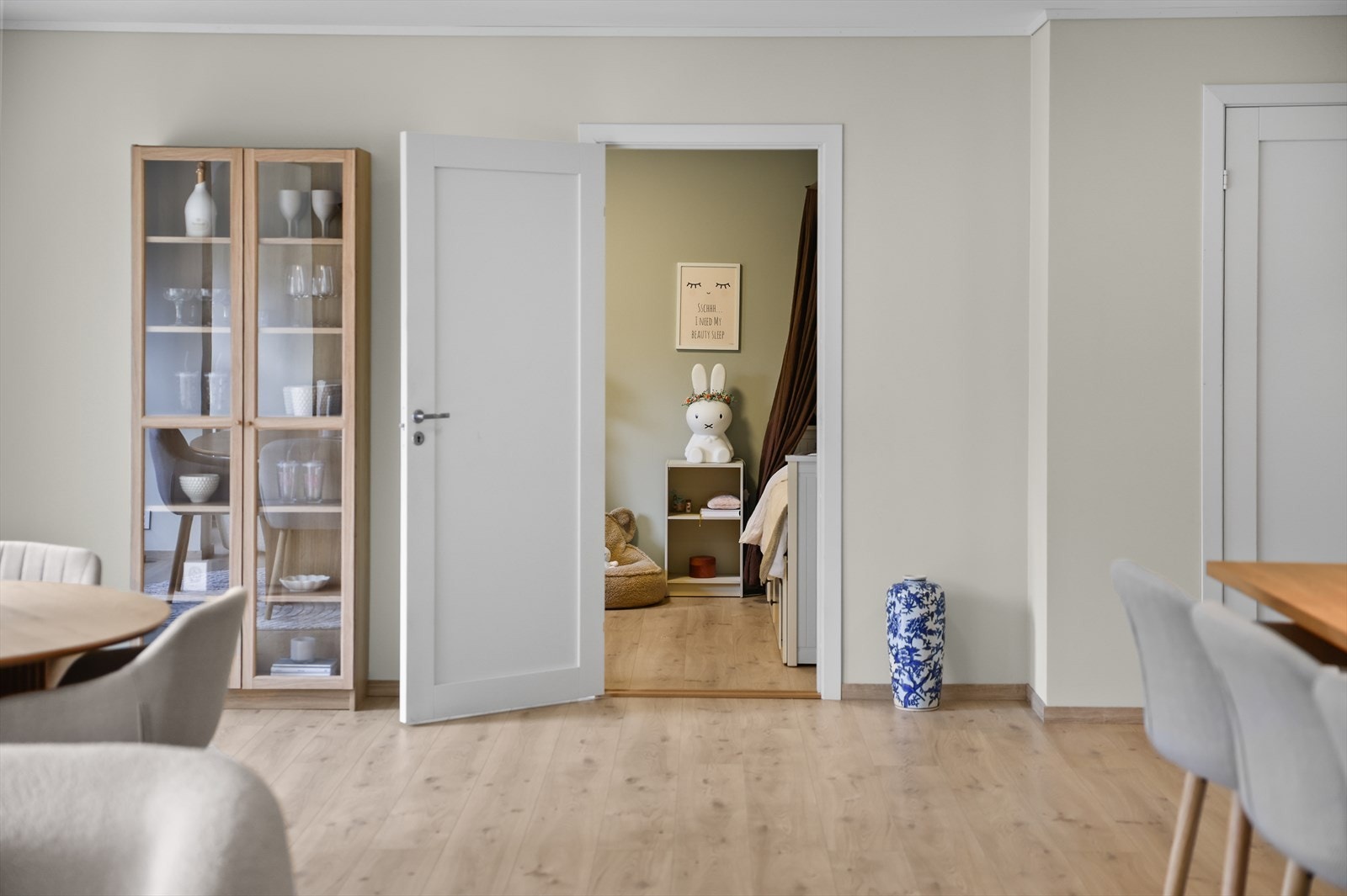 Gjeste / barnerommet er praktisk plassert i tilknytning til stuen, noe som gir en funksjonell og fleksibel planløsning. Galleribilde