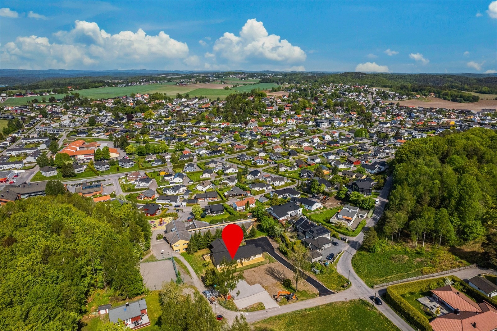 Fra boligen er det kort gangavstand til flere av områdets populære skoler, blant annet Mosserød barneskole, Mokollen skole og Breidablikk ungdomsskole. Galleribilde