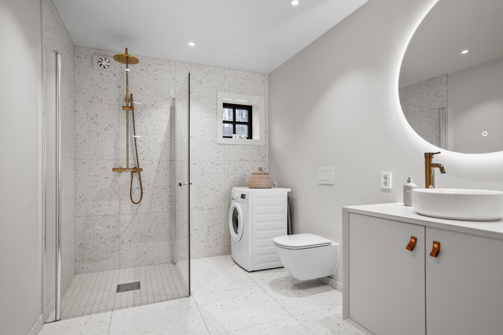 Badet fremstår som moderne, delikat og funksjonelt, med gjennomførte materialvalg og flotte detaljer som gir rommet et stilrent og innbydende preg. Galleribilde