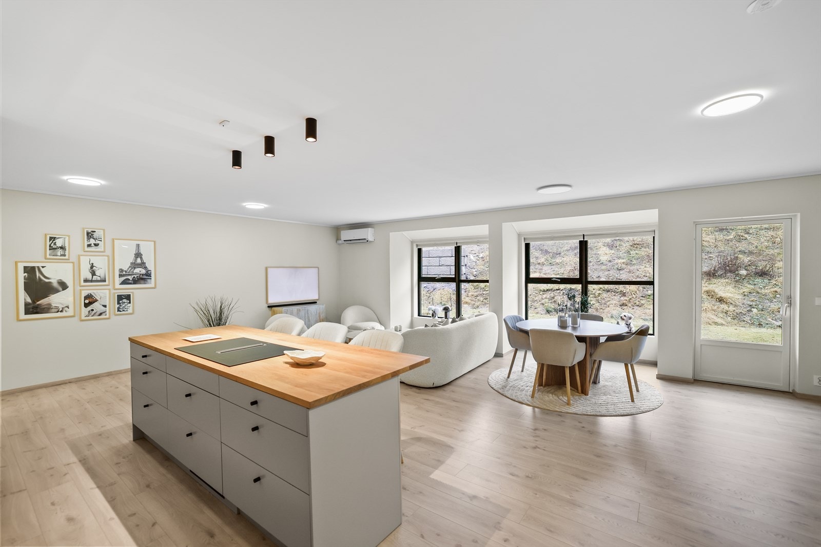 Spiseplassen er praktisk plassert i tilknytning til kjøkkenet, noe som gir en funksjonell flyt i rommet og gjør servering både enkelt og hyggelig. Galleribilde